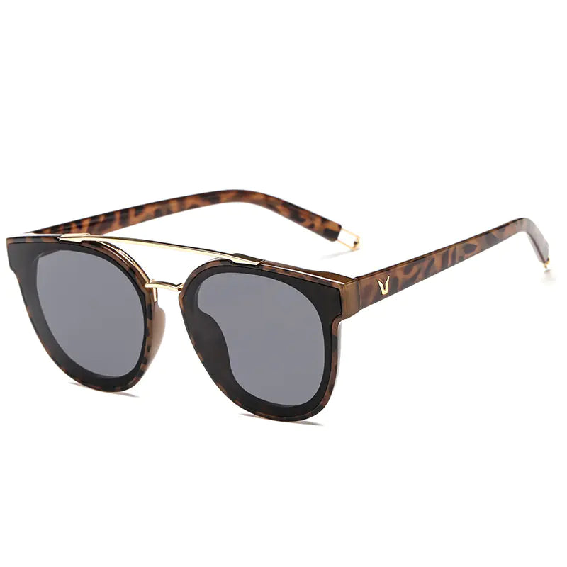 Fashionable Women's Oversized Sunglasses 2025 Trend