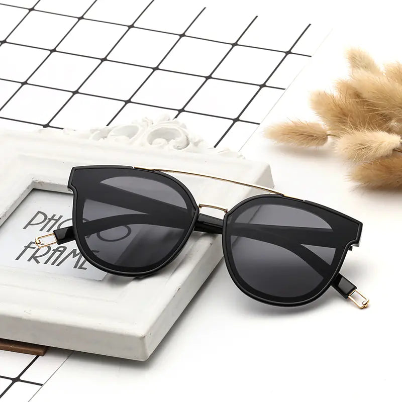 Fashionable Women's Oversized Sunglasses 2025 Trend