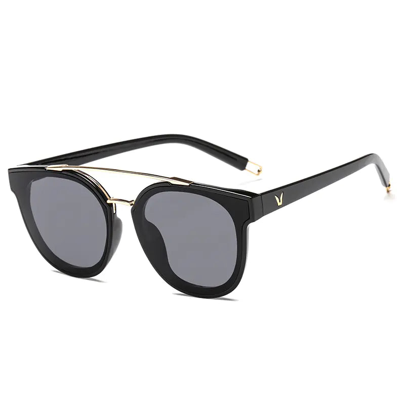 Fashionable Women's Oversized Sunglasses 2025 Trend