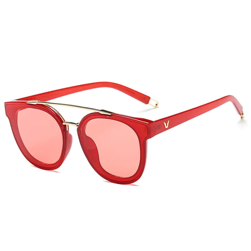 Fashionable Women's Oversized Sunglasses 2025 Trend