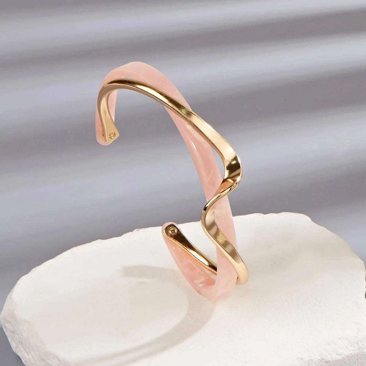 1PC Women's Fashion Light Luxury Gold Plated White Shell Twisted Cross Bracelet Date Travel Banquet Party Holiday Dressing Gift
