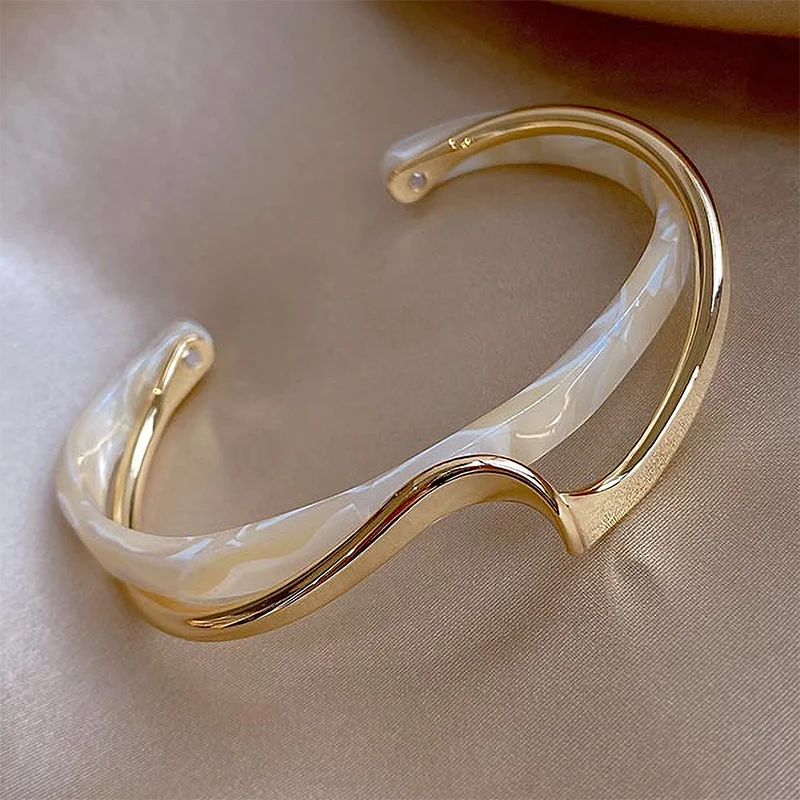 1PC Women's Fashion Light Luxury Gold Plated White Shell Twisted Cross Bracelet Date Travel Banquet Party Holiday Dressing Gift