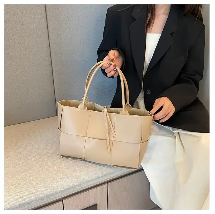 Large Capacity Tote Bag for Women - Trendy and Versatile