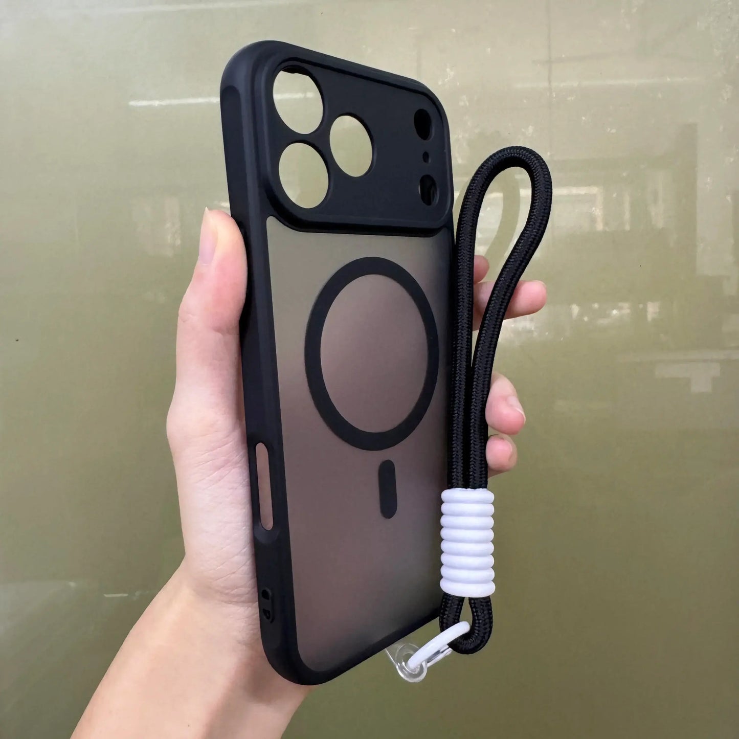 Étui de chargement sans fil mat givré populaire pour iPhone 17 Air 16 15 Plus Pro Max avec dragonne portable et protection anti-chute