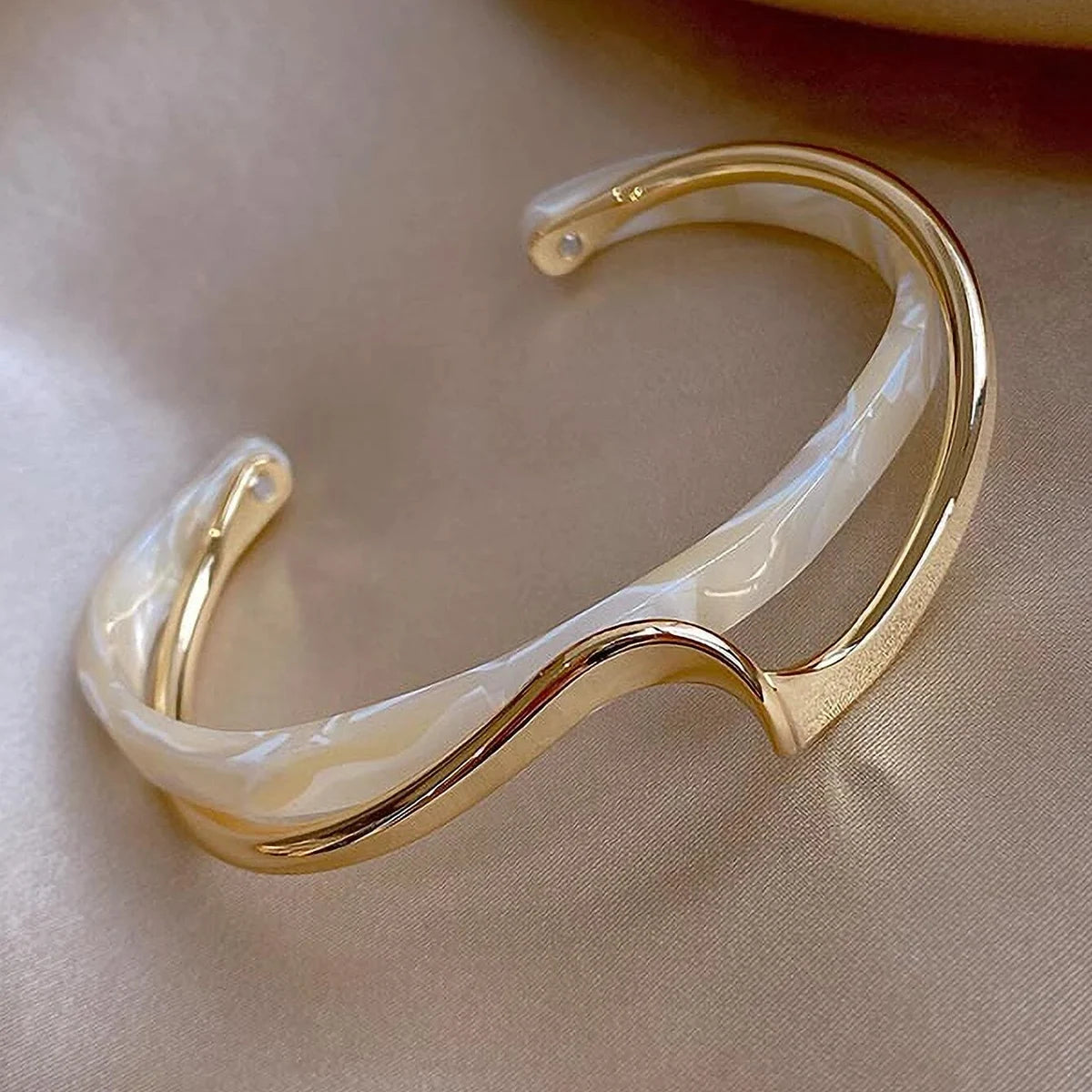 1PC Women's Fashion Light Luxury Gold Plated White Shell Twisted Cross Bracelet Date Travel Banquet Party Holiday Dressing Gift