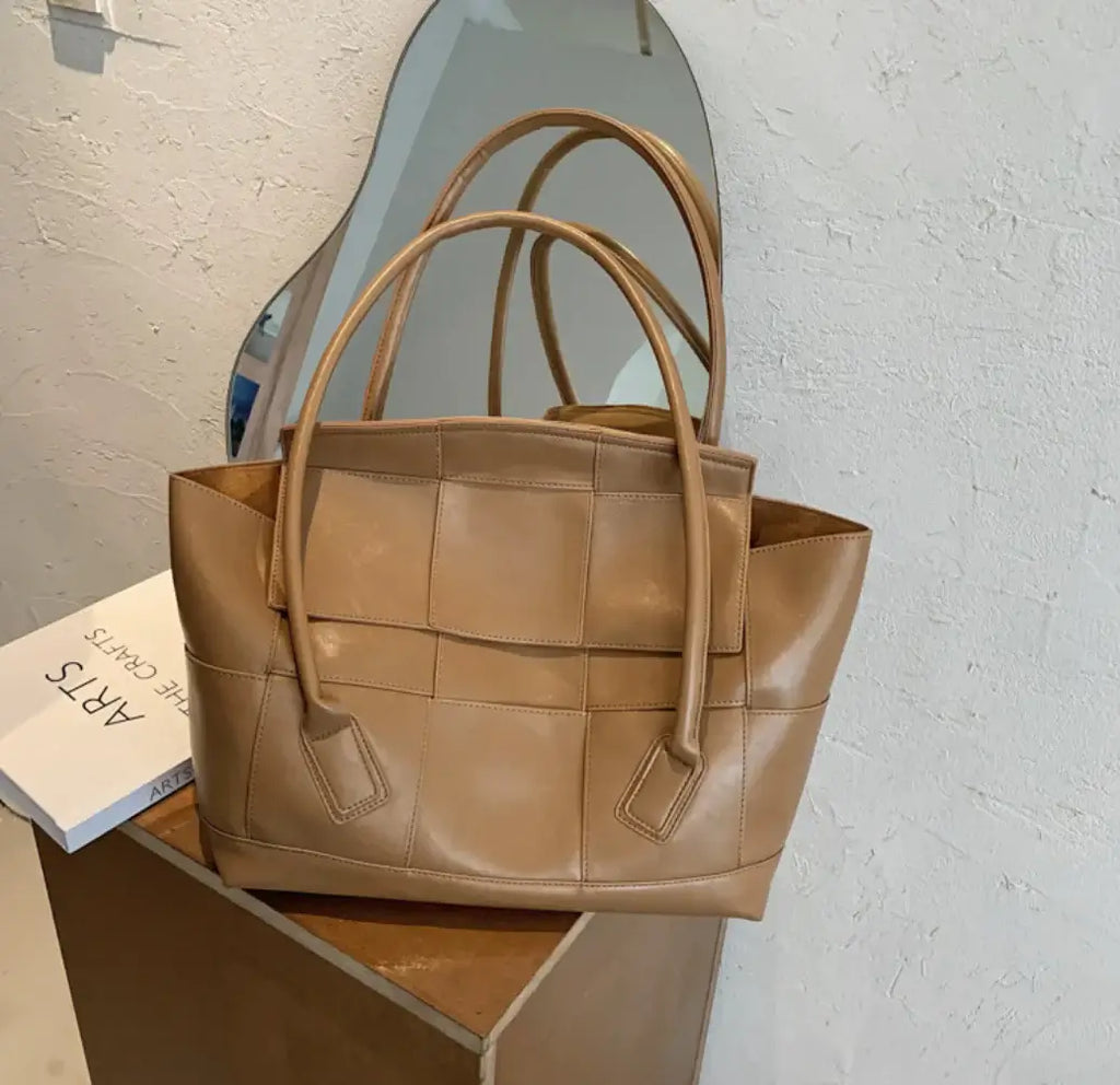 Large Capacity Tote Bag for Women - Trendy and Versatile